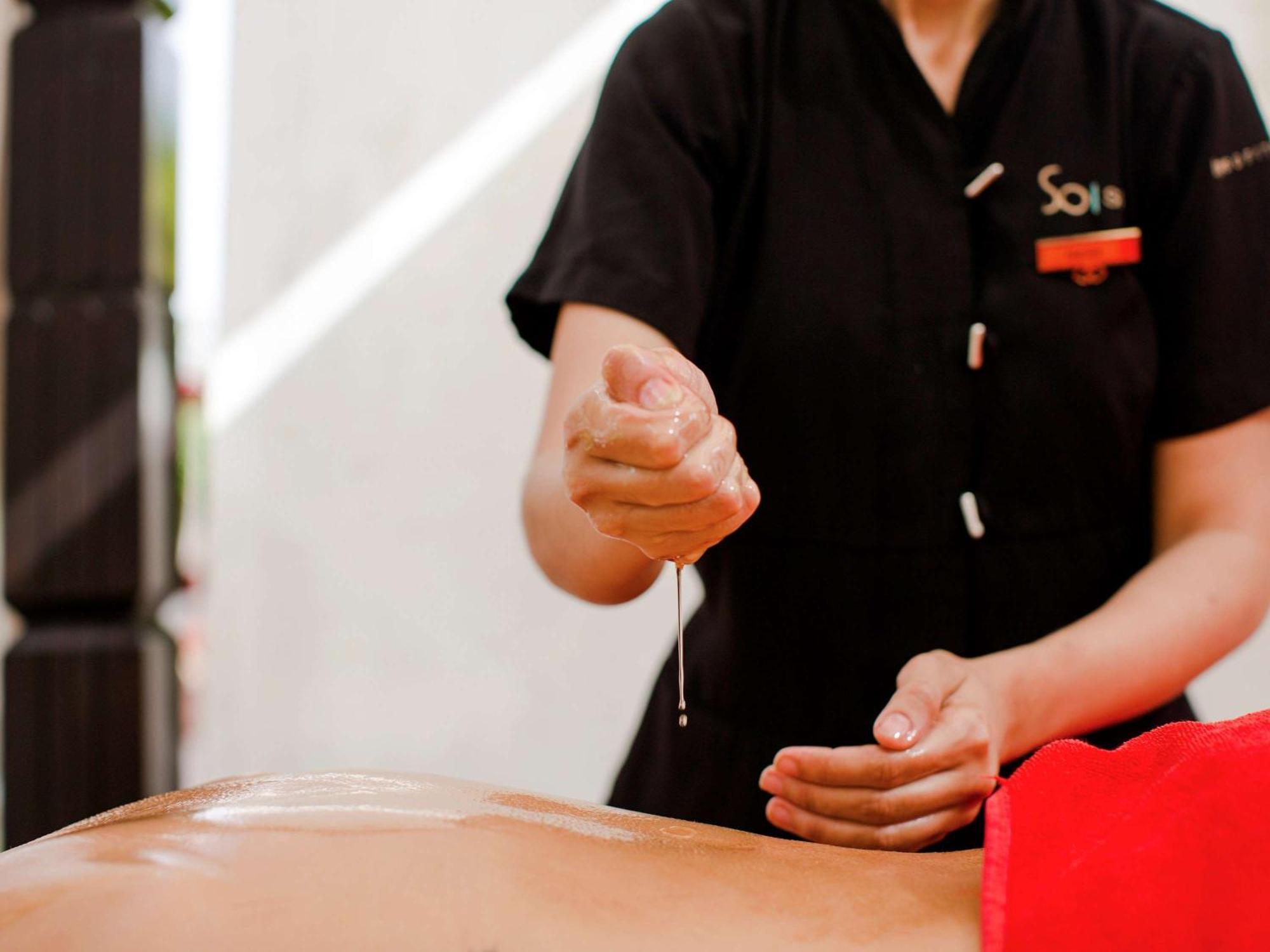 Sofitel Marrakech Palais Imperial & Spa Марракеш Экстерьер фото Acupuncturist preparing to tap needle into skin