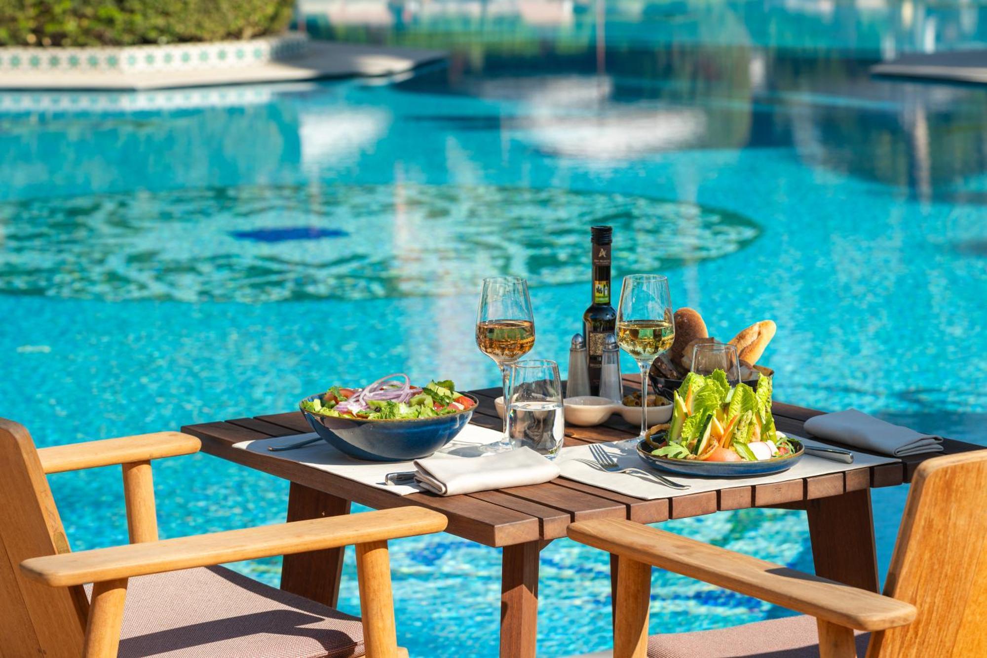 Sofitel Marrakech Palais Imperial & Spa Марракеш Экстерьер фото Poolside dining at the hotel